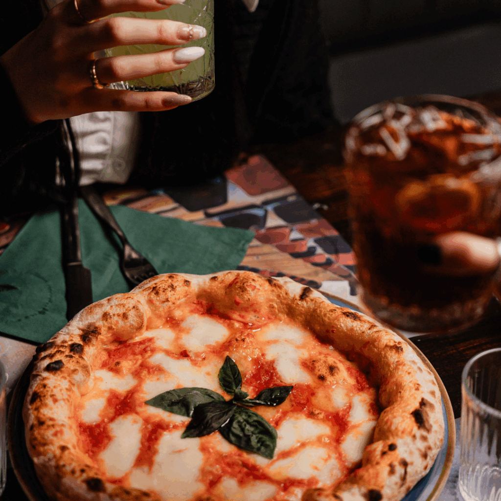 Pizza e cocktail in pairing